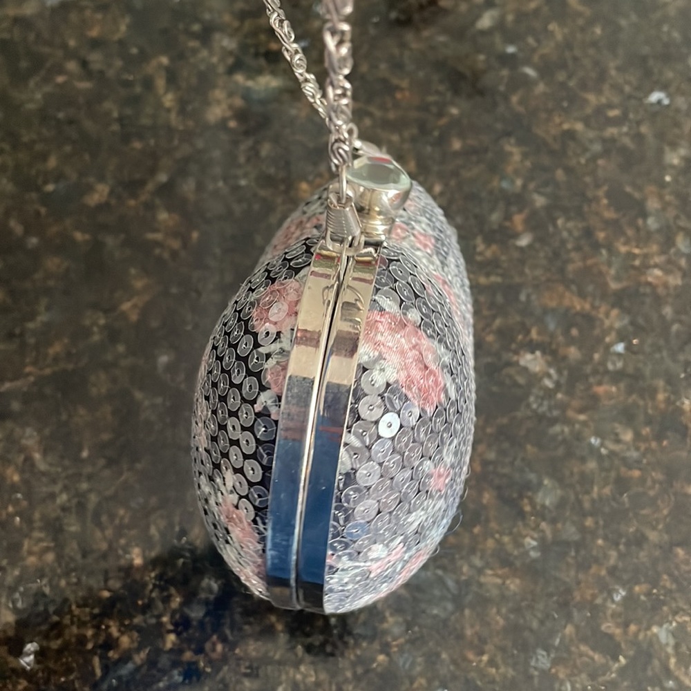 Small Heart Shape Clutch With A Chain - image 3